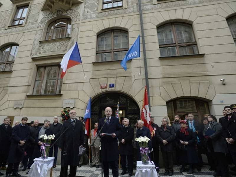 Pietního aktu k uctění památky padlých studentů se účastnil premiér Bohuslav Sobotka. 