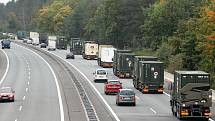 Vojenský konvoj s materiálem pro polní nemocnici v Letňanech u Sán na Nymbursku na dálnici D11.
