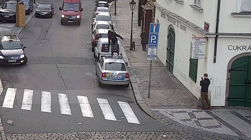 Mladíci se vyřádili na policejním autě.