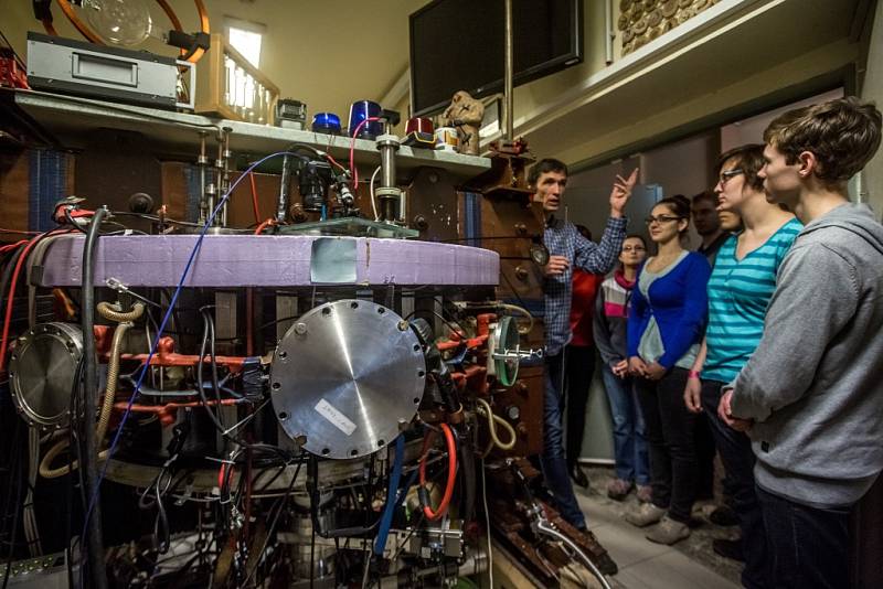 Den otevřených dveří na Fakultě jaderné a fyzikálně inženýrské ČVUT se uskutečnil v úterý 2. února 2016 v Praze. Na snímku fúzní reaktor Tokamak Golem.