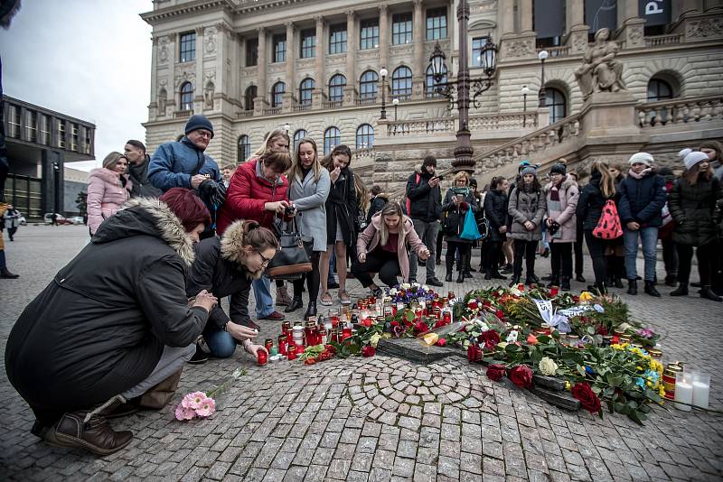 Lidé si připomínali 16. ledna památku Jana Palacha při výročí 50 let jeho upálení před budovou Národního muzea v Praze.