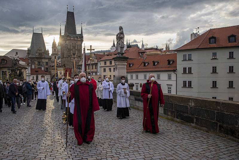 Svatojánské procesí prošlo 15. května centrem Prahy přes Karlův most v rámci 13. ročníku Svatojánských slavností Navalis a 300. výročí od blahořečení nejznámějšího českého světce a patrona lidí od vody Jana Nepomuckého.