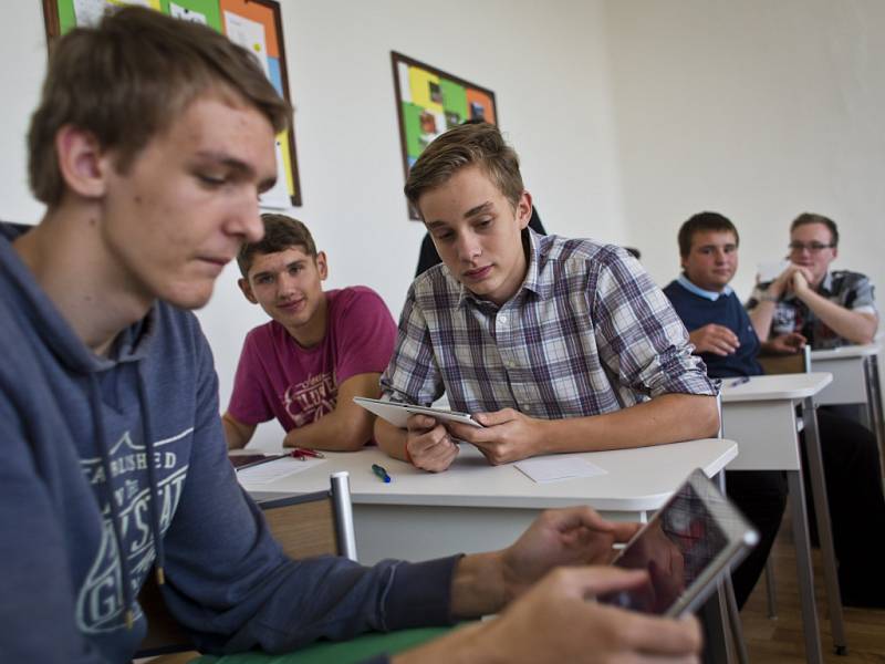 Zahájení výzkumnému projektu Škola dotykem se konalo ve středu 24. září 2014 v pražském Gymnáziu u Libeňského zámku. V rámci tohoto projektu dvanáct škol z České republiky otestuje v praxi vyučování pomocí tabletů a dotykových obrazovek.