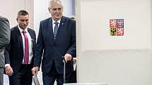 Prezident Miloš Zeman se svou ženou Ivanou volili 12. ledna na pražských Lužinách v prvním kole prezidentských voleb.