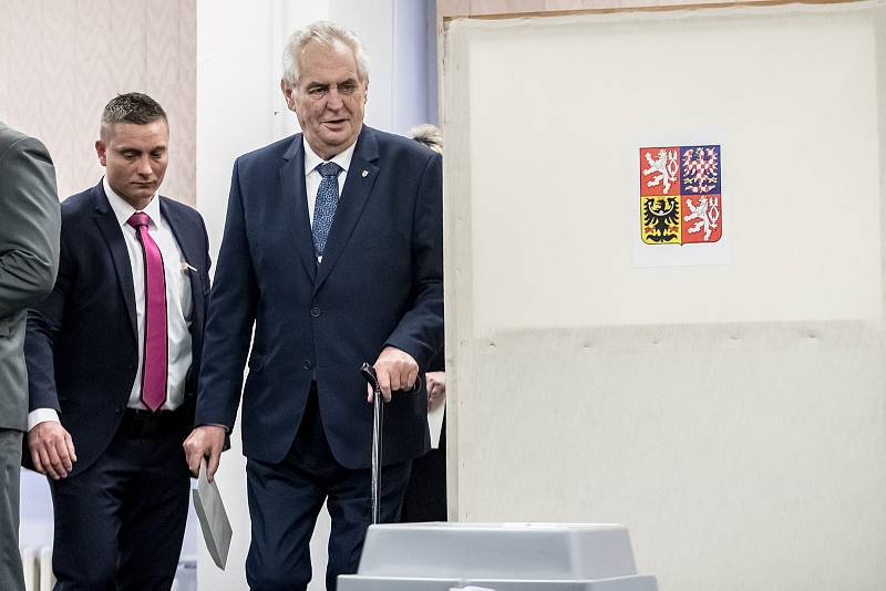 Prezident Miloš Zeman se svou ženou Ivanou volili 12. ledna na pražských Lužinách v prvním kole prezidentských voleb.