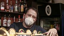 Kvůli šíření nemoci covid-19 musejí provozovatelé restaurací, barů a kaváren kontrolovat doklady o bezinfekčnosti.