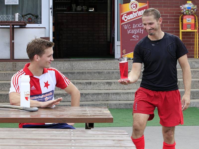 SÁZKA SPLNĚNA! O to, kdo bude koho obsluhovat po utkání Slavia versus President se vsadili pozemní hokejisté Hanus a Bureš. Díky výhře 5:0 se z pozice hosta radoval prvně jmenovaný.