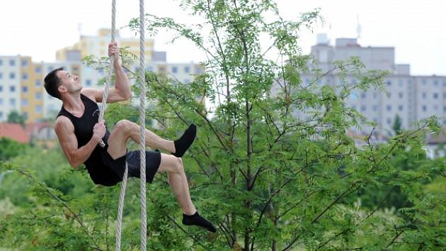 Soutěž v olympijském šplhu "Modřanský Tarzan" na Sofijském náměstí v pražských Modřanech. 