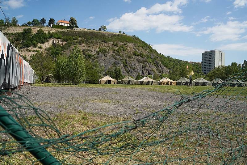 Dostavba stanového městečka pro uprchlíky z Ukrajiny v Troji, 12. 5. 2022.
