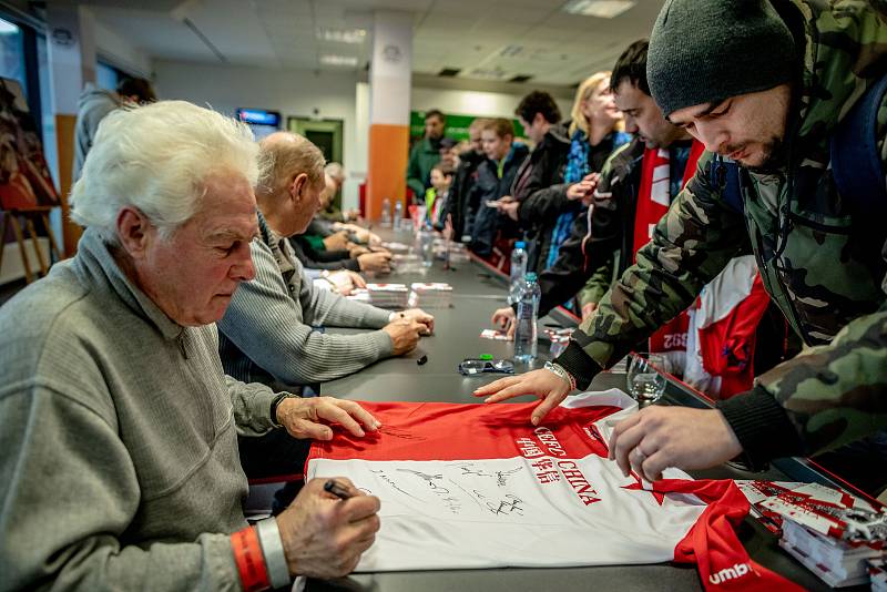 Fotbalový klub Slavia Praha pořádal pro své fanoušky akci Víkend otevřených dveří, při kterých mohli nakouknout do útrob stadionu, šaten i do klubového muzea.