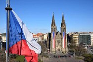 Na kostele svaté Ludmily a náměstí Míru zavlály české vlajky.