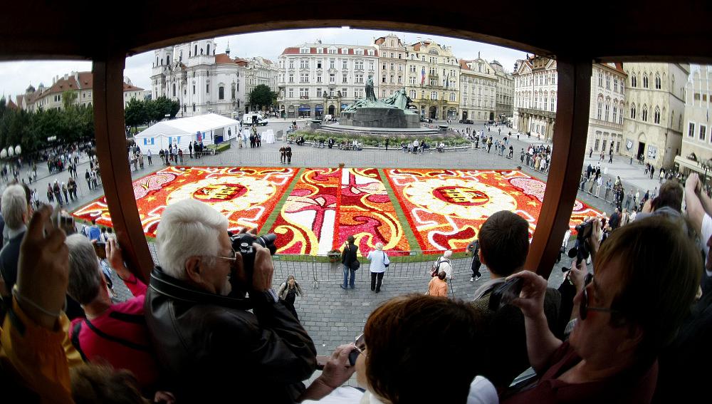 Na Staroměstském náměstí vyrostl květinový koberec - Pražský deník