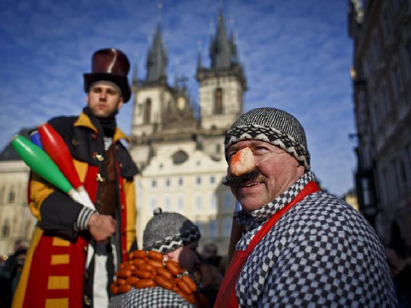 Průvod masek na Staroměstském náměstí v sobotu 7. února odpoledne zahájil letošní pražský karneval, kromě tradičních italských postav nechyběly ani masopustní maškary nebo čínský drak.