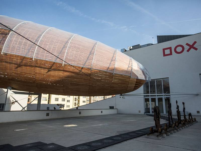 Na střeše pražského centra současného umění DOX byla postavena dřevostavba ve tvaru vzducholodi s názvem Vzducholoď Gulliver