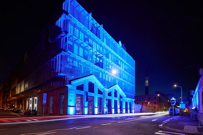 Budovy v Praze se zbarvily do modré u příležitosti Světového dne plicní hypertenze.