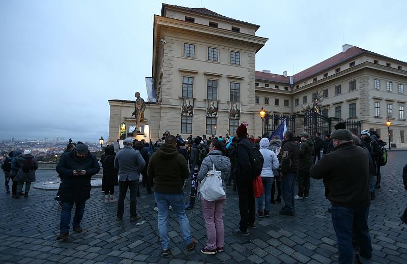 U sochy TGM na  Hradčanském náměstí se v pondělí 22. listopadu 2021 v 16 hodin sešli příznivci Hnutí Otevřeme Česko - Chcípl PES. Akci nazvali Pochod po stezce zrádců.