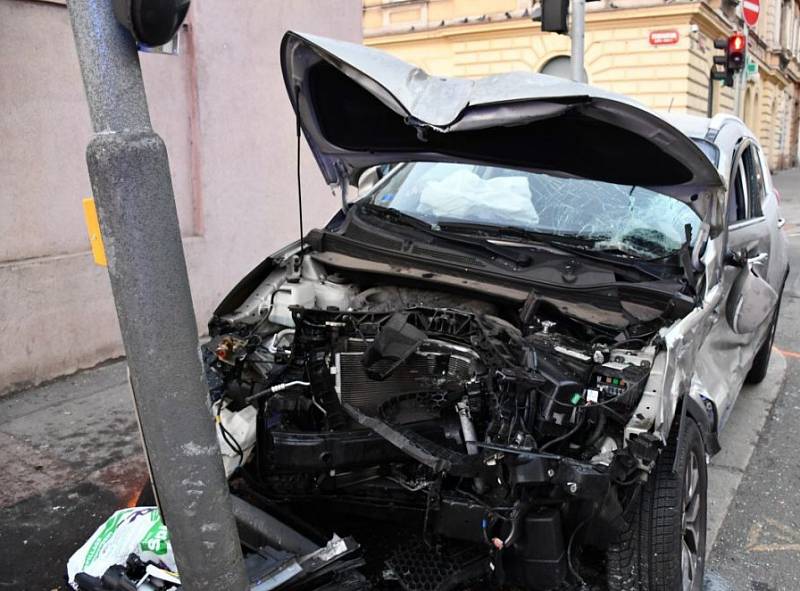 Řidič osobního auta skončil po střetu s tramvají v nemocnici.