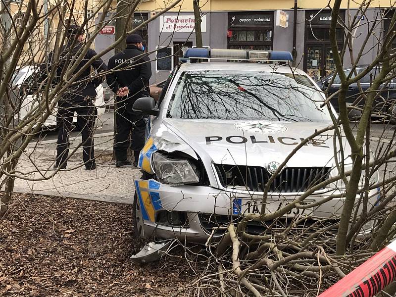 Policisté pronásledovali muže v kradeném autě, sami havarovali.