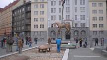 Instalace bronzových koní od Michala Gabriela na náměstí mezi ulicemi Wuchterlova a Kafkova v Dejvicích.