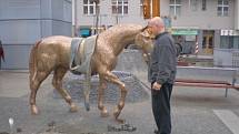 Instalace bronzových koní od Michala Gabriela na náměstí mezi ulicemi Wuchterlova a Kafkova v Dejvicích.