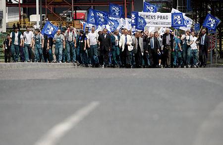 Na 700 zaměstanců německé firmy Siemens protestovalo 23. července před závodem v Praze-Zličíně proti zrušení provozu.