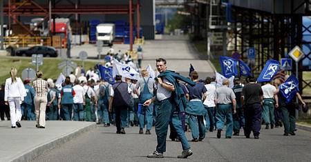 Na 700 zaměstanců německé firmy Siemens protestovalo 23. července před závodem v Praze-Zličíně proti zrušení provozu.