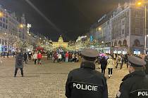 Policisté s příchodem silvestrovské noci již řešili několik přestupků kvůli použití pyrotechniky v centru města.