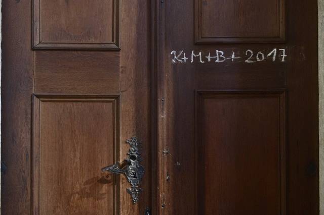 Psaná písmena křídou "K+ M + B + rok" na dveře domů bývají znamením požehnání tomuto obydlí.
