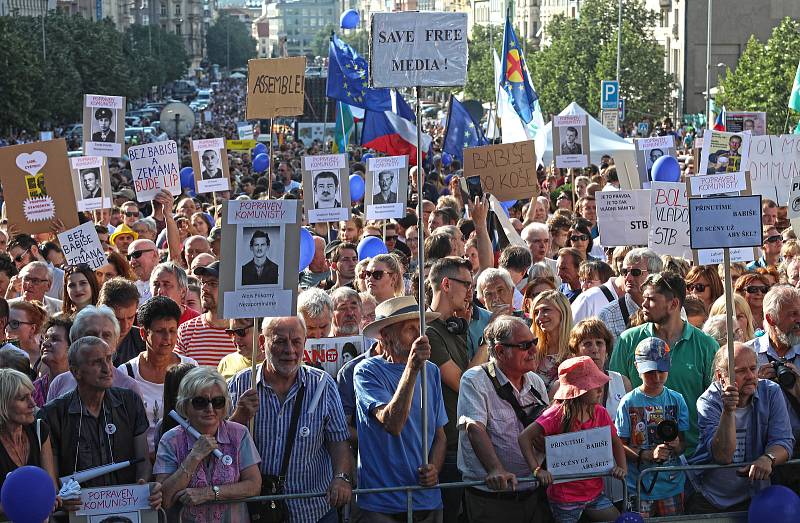 Demonstrace proti Babišovi a komunistům s názvem Jednou provždy na Václavském náměstí.