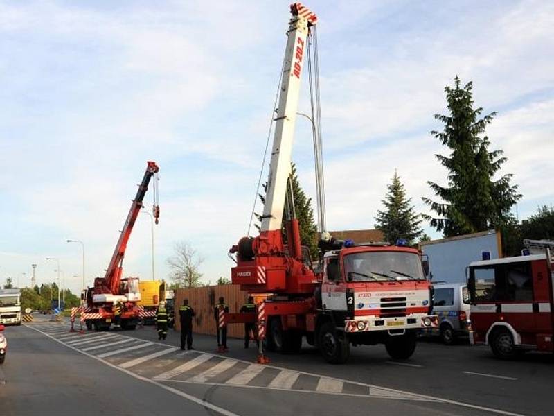 Naložit kontejner zpět na podvalník byla náročná operace