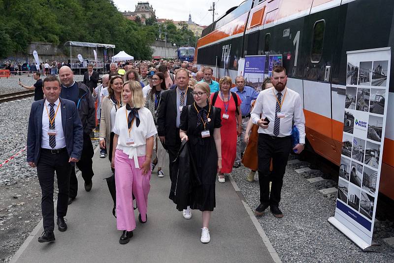 Z briefingu Správy železnic a francouzských státních drah SNCF k příjezdu francouzského vysokorychlostního vlaku TGV na Hlavní nádraží v Praze.