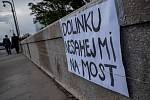 Lidé instalovali 15. května slogany a plakáty na obranu Libeňského mostu.