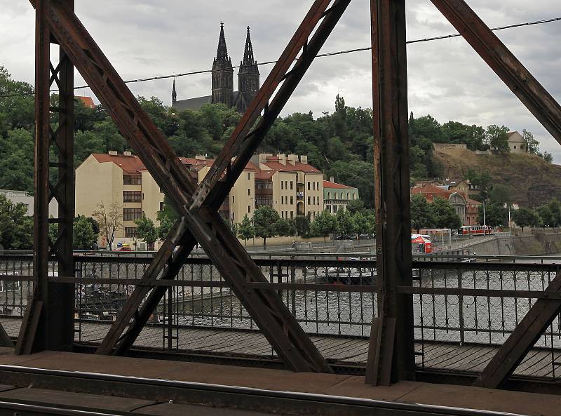 Železniční most, Vyšehrad a Rašínovo nábřeží.