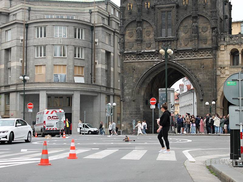 Kruhový objezd před Prašnou branou budí rozpaky.