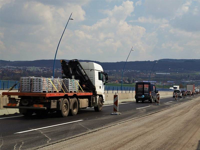 Oprava povrchu vozovky a mostních závěr na Pražském okruhu mezi tunely Lochkov a Cholupice.