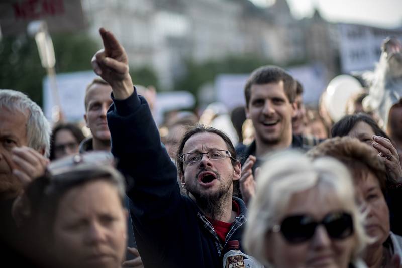 Na dvacet tisíc lidí se sešlo 10. května na pražském Václavském náměstí, aby protestovali proti Andreji Babišovi a Miloši Zemanovi.