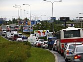 Dopravní situace v Průmyslové ulici v Praze.