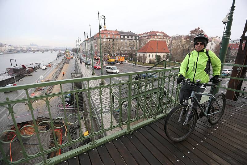 Rašínovo nábřeží - začala oprava tramvajové trati, automobilová doprava je svedena na náplavku ve směru na Podolí.