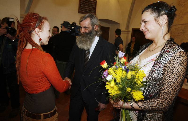 V Novoměstské radnici v Praze se 13. března 2009 konala svatba bezdomovců Františka Kiittela a Evy Holbusové.