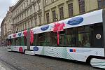 Česká republika se ujala předsednictví v Evropské unii. Dopravní podnik na koleje poslal symbolickou EU tramvaj.