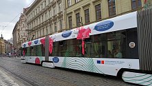 Česká republika se ujala předsednictví v Evropské unii. Dopravní podnik na koleje poslal symbolickou EU tramvaj.