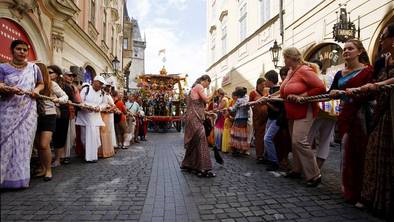 Průvod indického festivalu Ratha-Yatra prošel 15. července centrem Prahy.