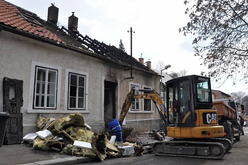 Život seniorky si v úterý ráno vyžádal požár, který zničil domek v ulici Na Pěšinách v pražských Kobylisích. Její snaše s dítětem se podařilo před ohněm utéct. Příčina požáru zůstává v šetření.