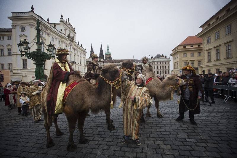 Průvod Tří králů na velbloudech za hudebního doprovodu z Hradčanského náměstí na náměstí Loretánské.
