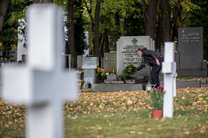 Lidé si připomínají svátek zemřelých, Dušičky, na pražských Olšanských hřbitovech.