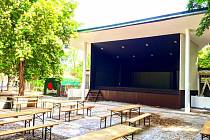 Zahradní restaurace v Riegrových sadech opět otevřela. Na zrekonstruovaném pódiu budou koncerty.