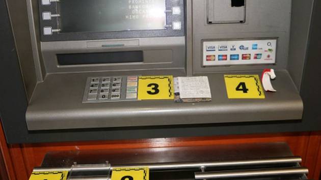 Skimmeři dokázali napadnout bankomat zevnitř - Pražský deník