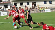 Fotbalisté Slavie Praha B (v tmavém) vyhráli nad Zápy i druhý barážový duel o postup do FNL, tentokrát 3:2.