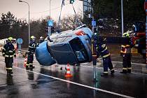V Praze 4 se auto po nehodě převrátilo na bok, hasiči ho vrátili zpět na kola.
