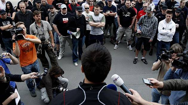 PROTEST RADIKÁLŮ. Asi padesát pravicových extremistů se šestadvacátého dubna sešlo před budovou ministerstva vnitra. Protestovali proti zatčení rasisty Davida Dukea.